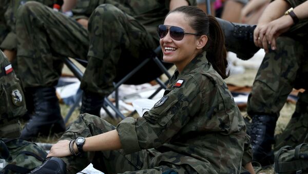 Военнослужащая с военной базы Венгожево улыбается во время Radom Air Show в Польше - اسپوتنیک ایران  