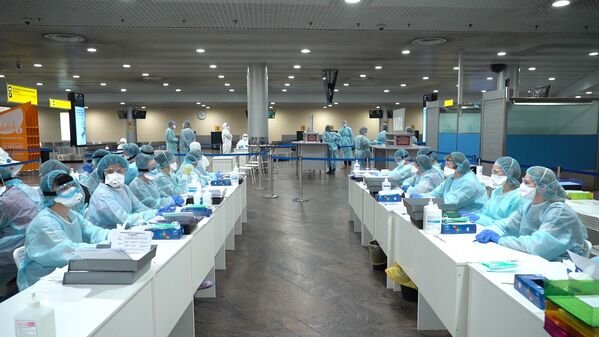 کادر پزشکی قبل از آغاز معاینه مسافران فرودگاه - اسپوتنیک ایران  