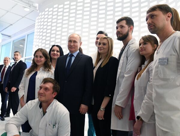 ولادیمیر پوتین رئیس جمهور روسیه در حال بازدید از مرکز اطلاعات و نظارت بر اوضاع کروناویروس در مسکو - اسپوتنیک ایران  