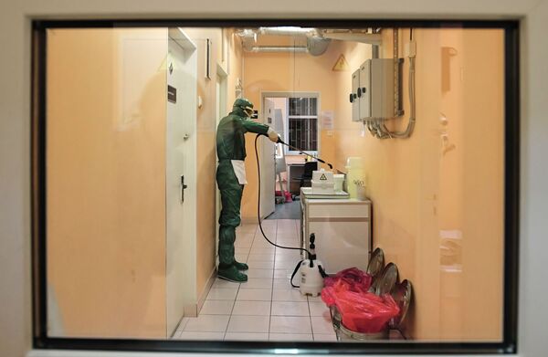 کارمند لابراتوار مرکز اپیدمی در سنت پترزبورگ در حال آزمایش کروناویروس - اسپوتنیک ایران  