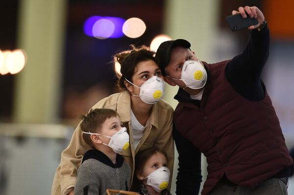 مسافران با ماسک در فرودگاه شرمتوا - اسپوتنیک ایران  
