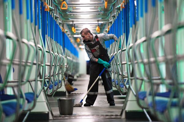کارمند مترو در حال ضدعفونی واگن مترو مسکو - اسپوتنیک ایران  