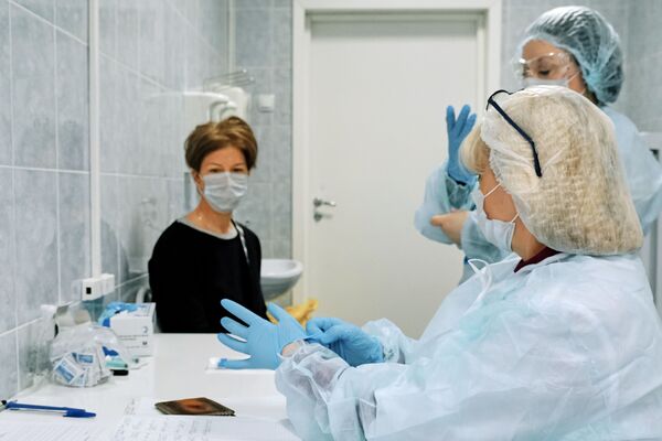 پرستاران در حال آزمایش بیمار در سنت پترزبورگ - اسپوتنیک ایران  
