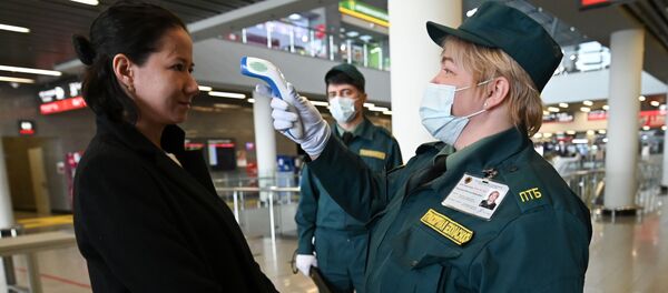 کارمند سازمان امنیت حمل و نقل درجه حرارت مسافر ایستگاه قطار آدلر را می سنجد کارمند سازمان امنیت حمل و نقل درجه حرارت مسافر ایستگاه قطار آدلر را می سنجد - اسپوتنیک ایران