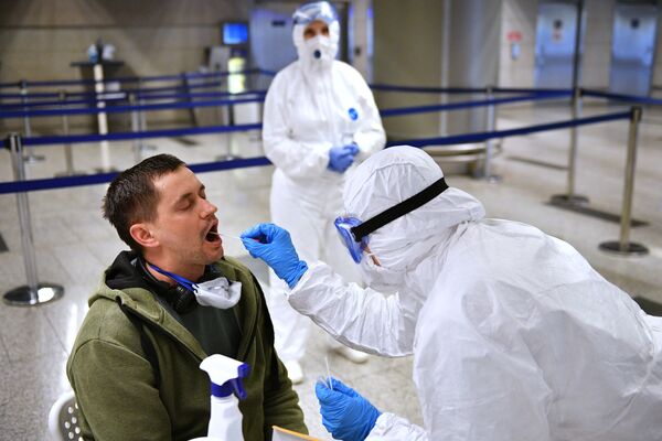 کادر پزشکی در حال کنترل وضعیت مسافرین در فرودگاه ونوکوا - اسپوتنیک ایران  
