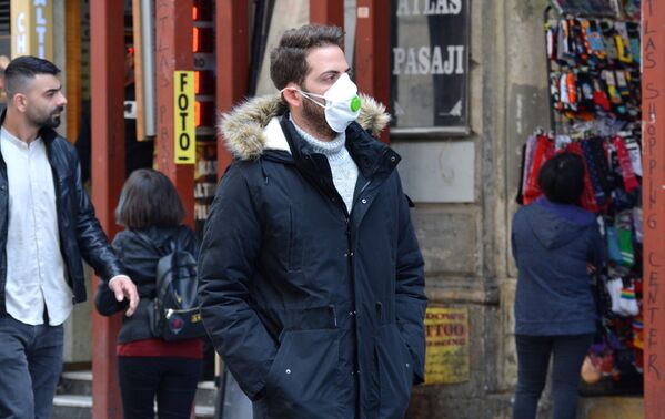 مردی با ماسک در یکی از خیابان های استانبول - اسپوتنیک ایران  