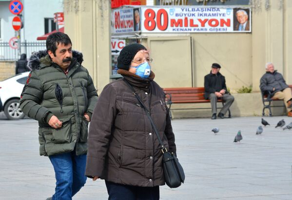 زنی با ماسک در یکی از خیابان های استانبول - اسپوتنیک ایران  