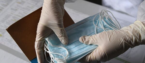 عجایب کرونا؛ ایجاد سوراخ در ماسک برای راحت نفس کشیدن+ویدیو - اسپوتنیک ایران  