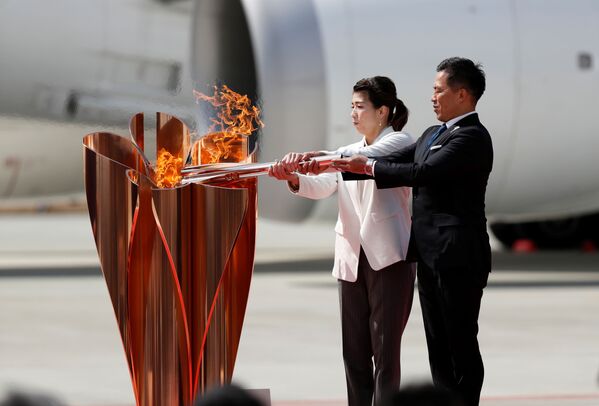 مراسم انتقال مشعل المپیک به ژاپن
تاداهیرو نامورا  و سائوری یوشیدا، قهرمانان سه باره المپیک - اسپوتنیک ایران  