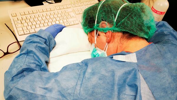 پرستار پس از شیفت شب در بیمارستان کرمونای ایتالیا - اسپوتنیک ایران  