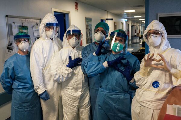 پرستاران با لباس های مخصوص در بیمارستان کرمونای ایتالیا - اسپوتنیک ایران  