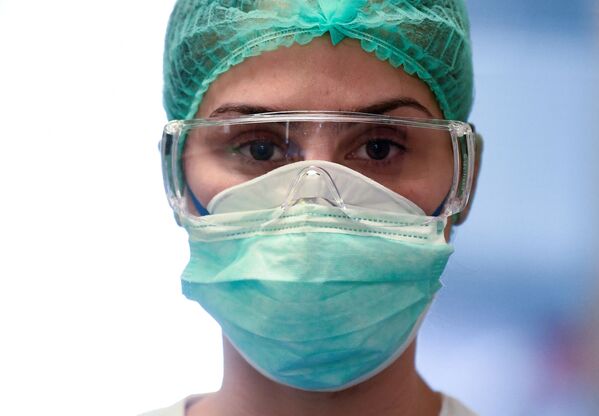 پرستار با لباس های مخصوص در بیمارستان کرمونای ایتالیا - اسپوتنیک ایران  