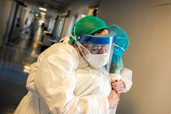 پرستاران با لباس های مخصوص در بیمارستان کرمونای ایتالیا - اسپوتنیک ایران  