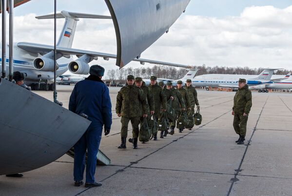 سربازان کادر پزشکی نیروی مسلح روسیه در زمان سوار شدن به هواپیمای نظامی نیروی هوایی به منظور اعزام به ایتالیا - اسپوتنیک ایران  