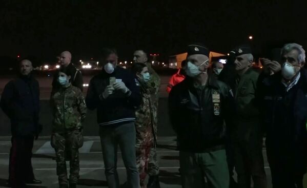 سربازان ایتالیایی در انتظار هواپیمای نیروی هوایی روسیه با کمک های پزشکی به این کشور - اسپوتنیک ایران  