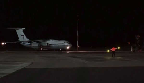 هواپیمای حمل و نقل نظامی نیروی هوایی روسیه با تجهیزات پزشکی برای مبارزه با کروناویروس به ایتالیا اعزام شد - اسپوتنیک ایران  