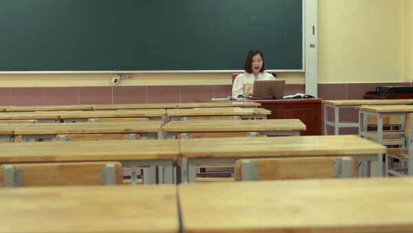 Учительница в пустом классе во время дистанционного урока во Вьетнаме  - اسپوتنیک ایران  
