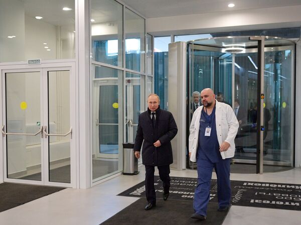 رئیس جمهور روسیه به طور سرزده به بیمارستان اختصاصی بیماران کرونا در منطقه کامونارکا در مسکو رفت - اسپوتنیک ایران  