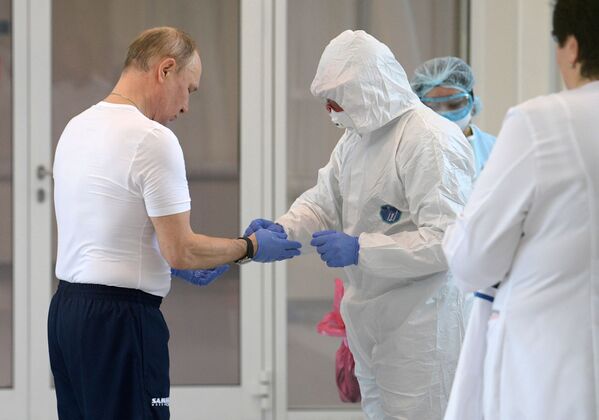 رئیس جمهور روسیه به طور سرزده به بیمارستان اختصاصی بیماران کرونا در منطقه کامونارکا در مسکو رفت - اسپوتنیک ایران  