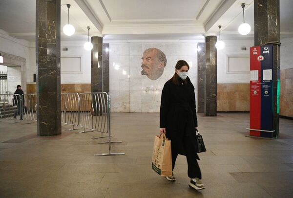 دختری در ایستگاه مترو «کتابخانه لنین» در مسکو - اسپوتنیک ایران  