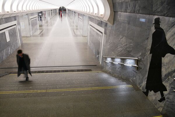 مردی در ایستگاه مترو «داستایوسکی» مسکو - اسپوتنیک ایران  
