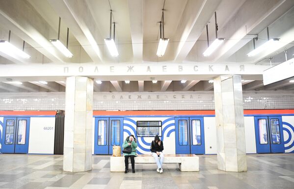 مردم در ایستگاه مترو«پالژایوسکایا» در مسکو - اسپوتنیک ایران  