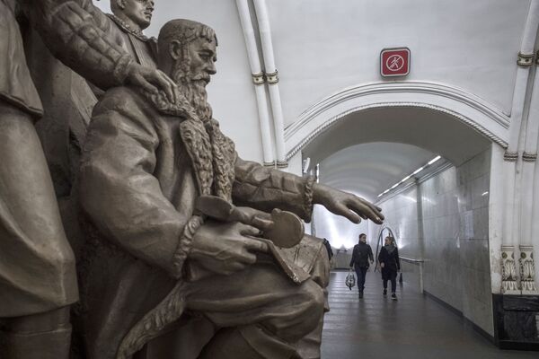 مردم در ایستگاه مترو«بلاروسکایا» در مسکو - اسپوتنیک ایران  