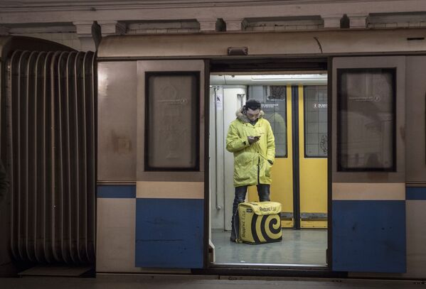 مردی در ایستگاه مترو مسکو - اسپوتنیک ایران  