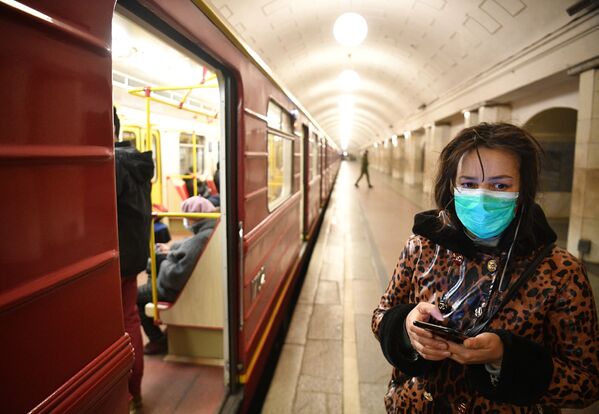دختری در ایستگاه مترو «آخوتنی ریاد» در مسکو - اسپوتنیک ایران  