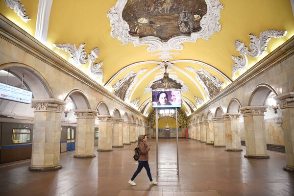 دختری در ایستگاه مترو «کامسامولسکایا» در مسکو - اسپوتنیک ایران  