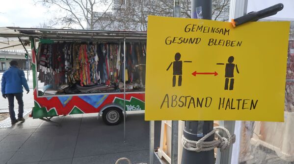 پلاکارد روحیه دادن به مردم و فراخوان به خانه ماندن برای مقابله با شیوع کروناویروس
رعایت فاصله از یکدیگر، برلین - اسپوتنیک ایران  