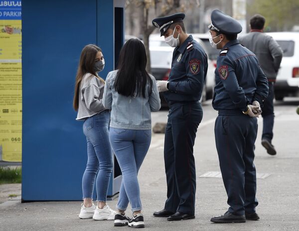 پلیس و ساکنین ایروان ارمنستان با ماسک درخیابان - اسپوتنیک ایران  