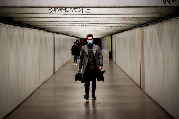مردی با ماسک در مترو بارسلون - اسپوتنیک ایران  