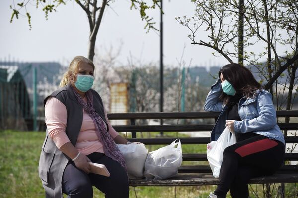 دختران با ماسک در خیابان ایروان - اسپوتنیک ایران  