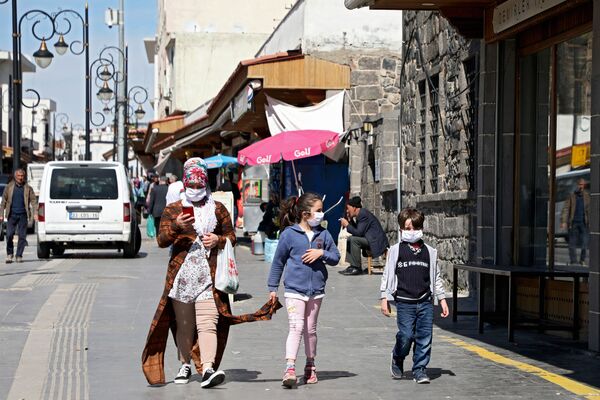 عابرین در خیابانی در ترکیه - اسپوتنیک ایران  
