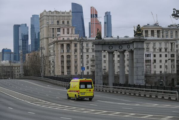 ماشین آمبولانس در خیابان های خالی مسکو - اسپوتنیک ایران  