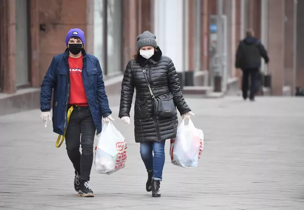 مسکویی ها با ساک های خرید مواد غذایی در خیابان تورسکی مسکو مسکویی ها با ساک های خرید مواد غذایی در خیابان تورسکی مسکو - اسپوتنیک ایران