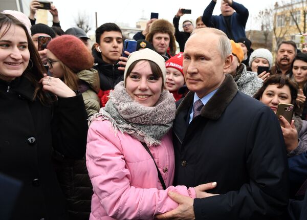 ولادیمیر پوتین رئیس جمهور روسیه با ساکنین محلی پس از بازدید از بیمارستان شماره ۴ در شهر ایوانوا - اسپوتنیک ایران  