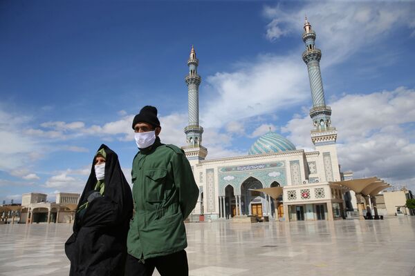 زوجی با ماسک در خیابان های شهر قم، ایران - اسپوتنیک ایران  