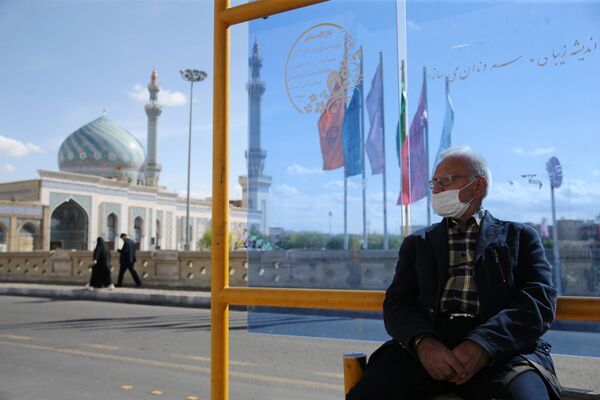 مردی ماسک زده در ایستگاه اتوبوس شهر قم، ایران - اسپوتنیک ایران  