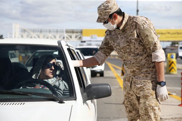 نیروهای امنیتی ایران در حال اندازه گیری دمای رانندگان - اسپوتنیک ایران  