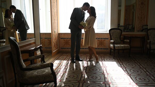 Молодожены во дворце бракосочетания №1 в Москве - اسپوتنیک ایران  