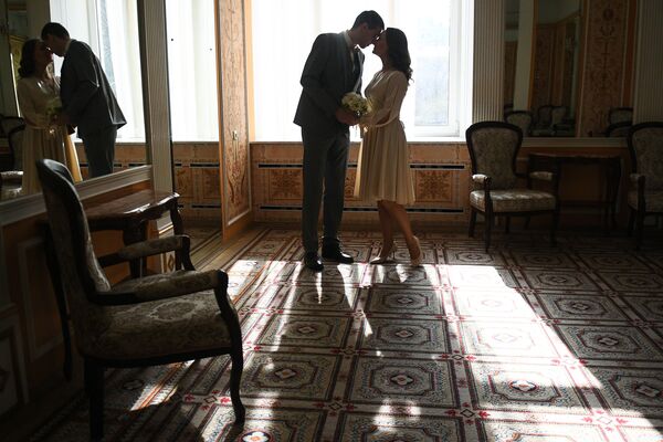 مراسم ازدواج در دوران کرونایی در دفاتر عقد و ازدواج مسکو - اسپوتنیک ایران  