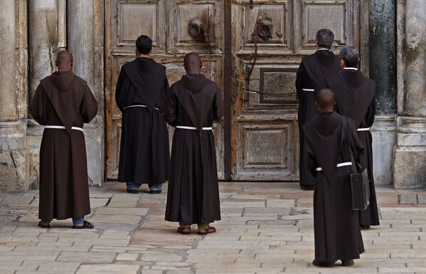 راهبان فرانسه در مقابل درهای بسته کلیسا - اسپوتنیک ایران  