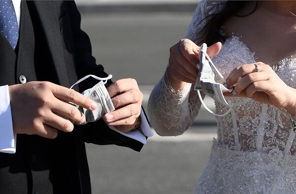 مراسم ازدواج با ماسک و دستکش سفید
 عروس و داماد ویتنامی در پاریس - اسپوتنیک ایران  