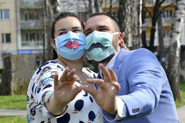 مراسم ازدواج با ماسک و دستکش سفید
زوج جوان در بوسنی - اسپوتنیک ایران  
