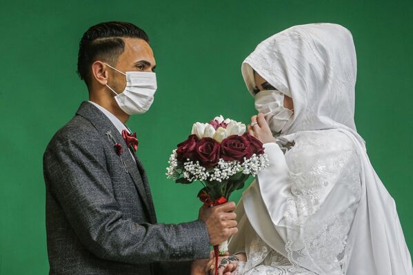 مراسم ازدواج با ماسک و دستکش سفید
مراسم عروسی در نوار غزه - اسپوتنیک ایران  