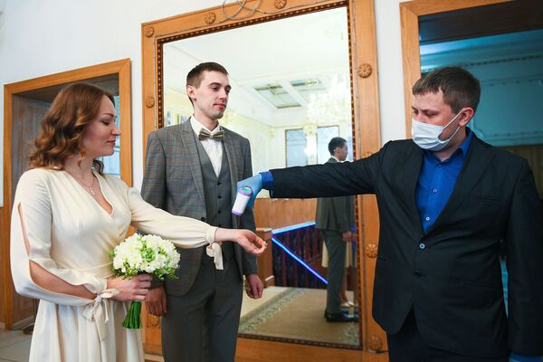 مراسم ازدواج با ماسک و دستکش سفید
مراسم عروسی در مسکو - اسپوتنیک ایران  