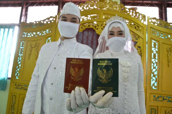 مراسم ازدواج با ماسک و دستکش سفید
مراسم عروسی در جاکارتا - اسپوتنیک ایران  