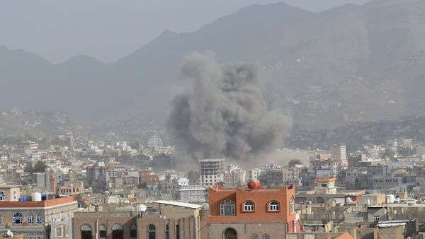 Smoke billows after an air strike in Yemen's central city of Ibb April 12, 2015 - اسپوتنیک ایران  
